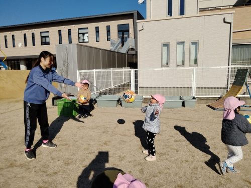 12月15日：先生とボールの投げ合いっこをしたよ！面白かったね(*^-^*)