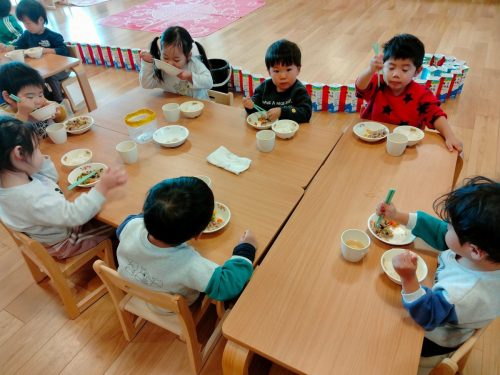 12月15日：いっぱい遊んだ後の給食はとっても美味しいね(*'▽')