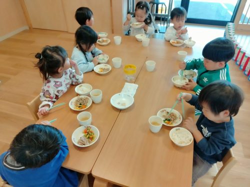 12月15日：お箸も上手に使えるようになってきたね(^_^)v