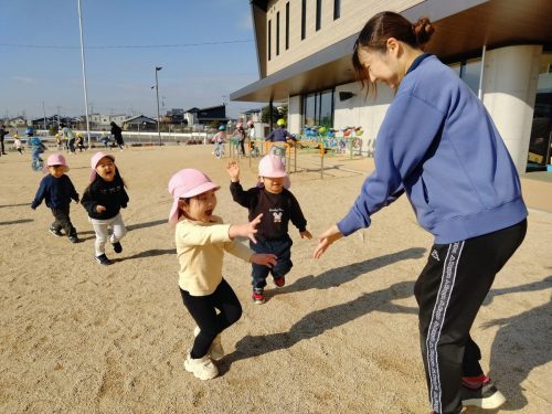 12月16日：先生の手に「タッチ♪」楽しかったね(*'ω'*)