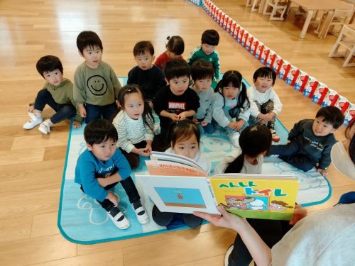 12月17日：みんな大好きな「へんしんトイレ」の絵本を読んだよ！「まこまこまこ、、、」何に変身するかな？