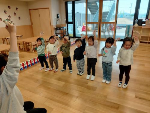 12月17日：上手に並んで鈴を鳴らしたりトントン叩いたりすることが出来たね(*^^)v