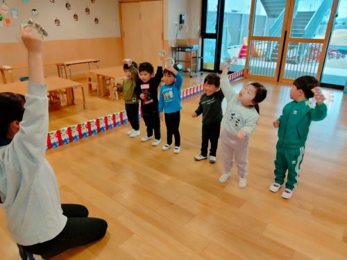 12月17日：鈴を上にあげてリンリンリン～♪音楽に合わせて触れたね(#^^#)