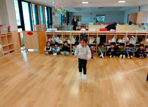 12月17日：お名前を呼ばれて元気に「はい！」とお返事出来たね(*'ω'*)たくさん跳ぶぞ～！