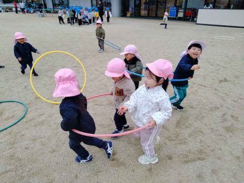 12月17日：友達と一緒に電車ごっこしたよ！駅までポッポー！