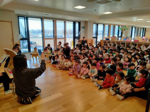 12月19日：クリスマス会をしたよ✨先生が「ねこのおいしゃさん」のペープサートをしてくれたよ！