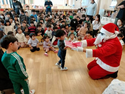 12月19日：サンタさんからプレゼントをもらったよ！何が入っているかな？楽しみだね(*^-^*)