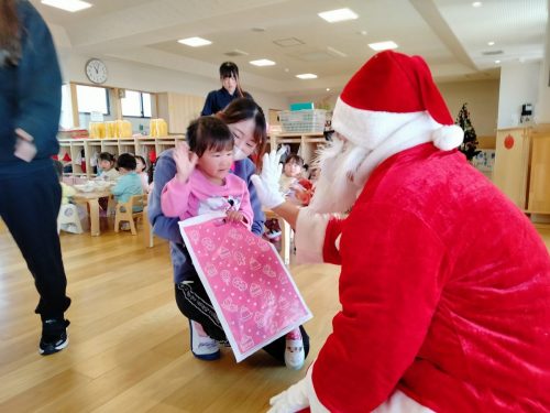 12月19日：サンタさんとハイタッチ！