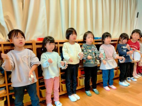 1月16日：しっかり先生の方を見て合奏しています。