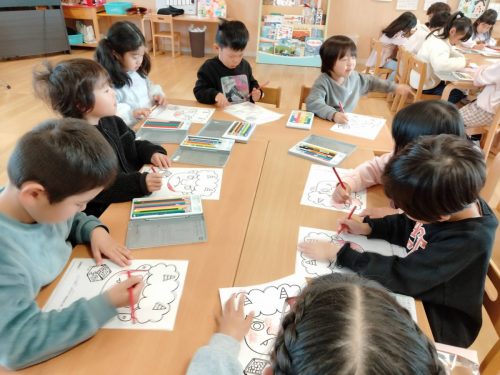 1月19日：2月3日は節分ですね。みんな思い思いの色の鬼に塗っています。