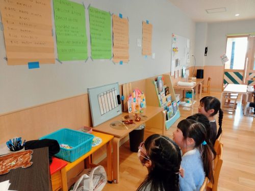 1月19日：歌詞を見ながら歌を歌っています。上手に歌えていますね♪