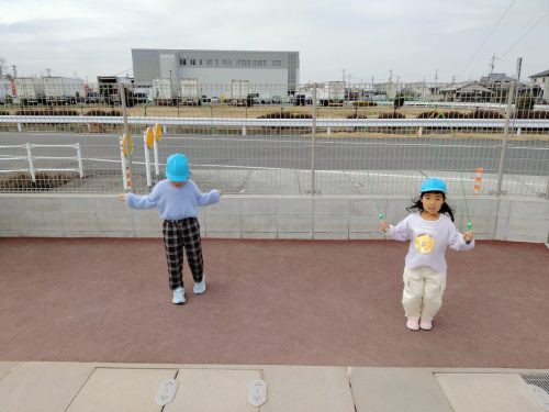 1月19日：縄跳びで遊びました。前跳び・あや跳び・交差跳びといろんな跳び方が上手になりました。