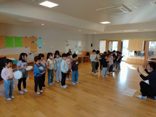 1月20日：『ビリーブ』の曲に合わせて合奏をしました。