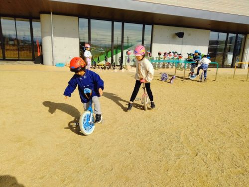 1月20日：一輪車の宙乗りに挑戦しています。