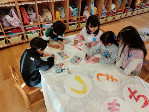 1月21日：劇に使う小道具をみんなで作っています。