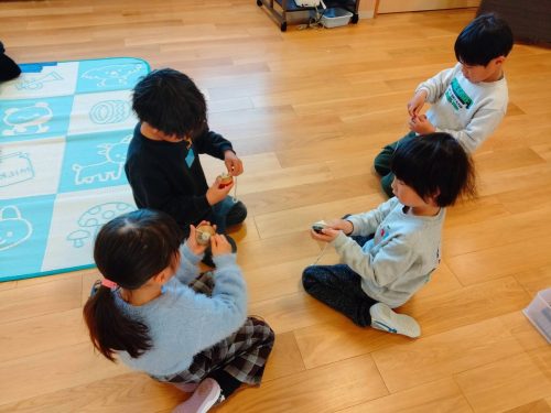 1月21日：コマ回しが上手になってきました。