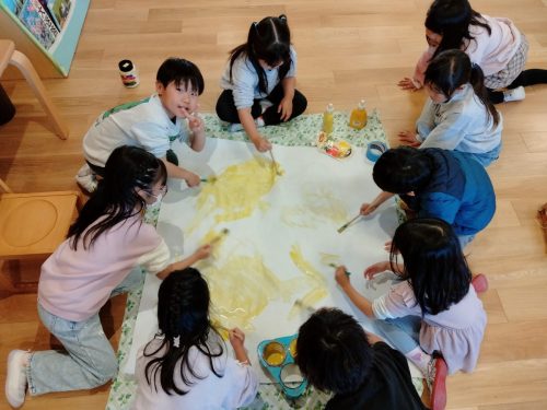 1月21日：みんなで劇に使う背景のお月さまを絵の具で塗りました。