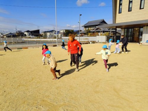 1月21日：すまいるきっずに参加しました。おしりかじりおにっごっこをしています。先生のお尻は苺大福の味のようです。