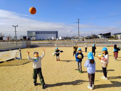 1月21日：ボールをパスしたり、高く投げました。