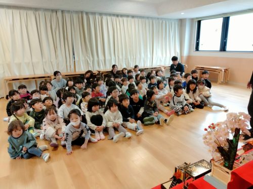 3月3日：お雛様の前で、先生のお話を上手に聞けました(^^)