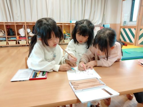 3月3日：３人で協力して色塗りしたよ！