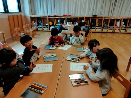 3月3日：カレンダー作りをしています。