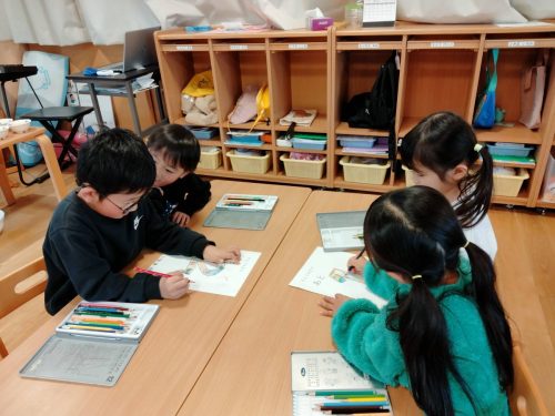 3月3日：相談しながら上手に塗り絵できたね(^^♪