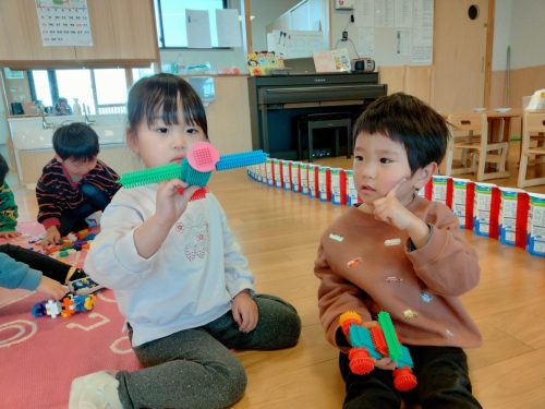 3月9日：ペタペタブロックで遊んだよ！かっこいい乗り物が作れたね(*^-^*)