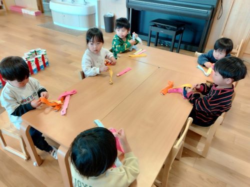 3月9日：ボタン掛けをしたよ！集中してボタンを穴の中に入れるよ…！