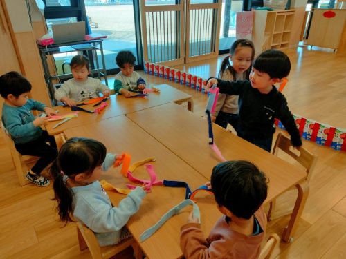 3月9日：できた～！上手にボタンを掛けて繋げることが出来たね✨