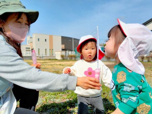 3月9日：息を吹きかけて大きなシャボン玉もできて嬉しいね(^^♪