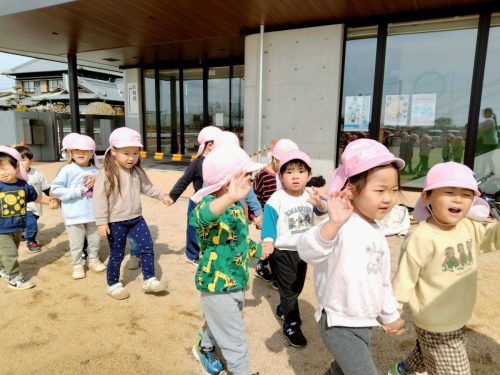 3月9日：お友達と手を繋いで列になってしゅっぱーつ！