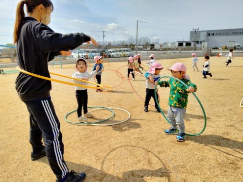 3月9日：フラフープで遊んだよ！先生の真似っこで体で回すのに挑戦(*'▽')