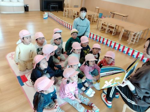 3月10日：「おばけのてんぷら」の絵本を見たよ！天ぷらおいしそうだね♪