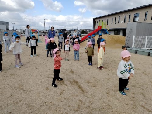 3月10日：あお組さんと「だるまさんがころんだ」をしたよ！鬼さんが振り返るとピタっと止まれたね(*'▽')