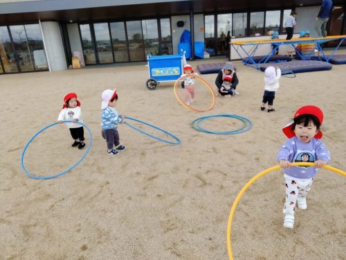 3月10日：園庭でフラフープをして遊んだよヾ(*´∀｀*)ﾉ
