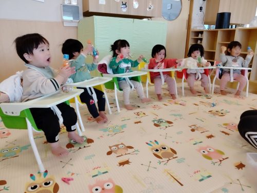 3月11日：マラカスをフリフリして『おもちゃのチャチャチャ』を元気いっぱい歌ったよ(*^▽^*)♪