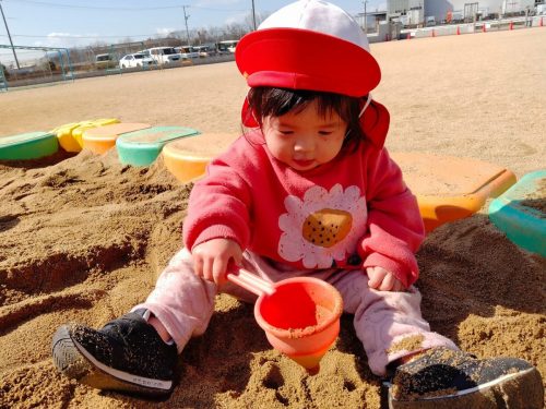 3月11日：砂を入れて振ったら下から砂が出てきて楽し～(^▽^)/