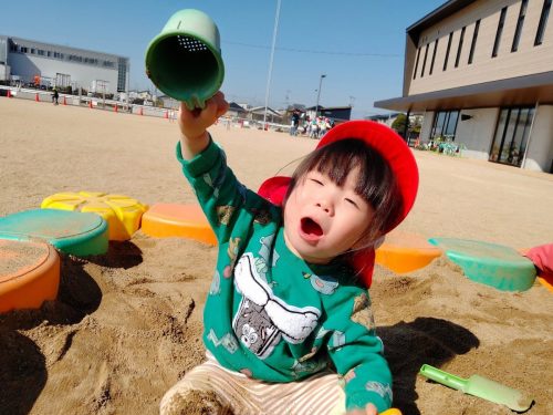 3月11日：コップに砂を入れてジャー！っと出すの楽しい～(^▽^)/