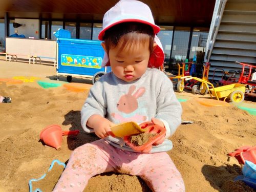 3月11日：たこ焼き器に砂を入れてたこ焼き作りを楽しんでいるよ♪