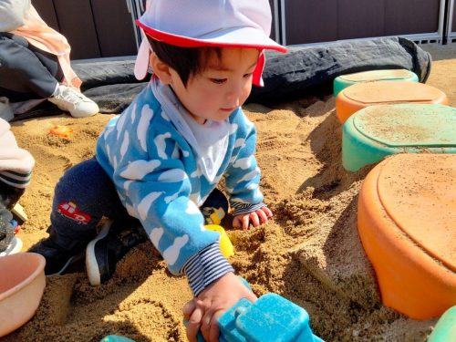 3月11日：「ぶーぶー！」と言ってトラックのおもちゃを砂場で走らせたよ(*^▽^*)
