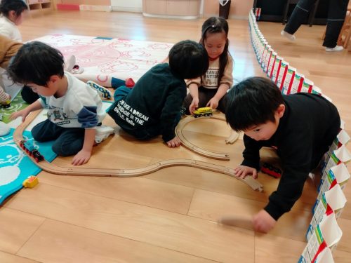 3月12日：電車のおもちゃで遊んだよ！どこまでつなげようかな～？
