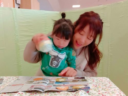 3月13日：『どんな色が好き』の歌を歌いながらスタンプ遊びをしたよ(*^▽^*)