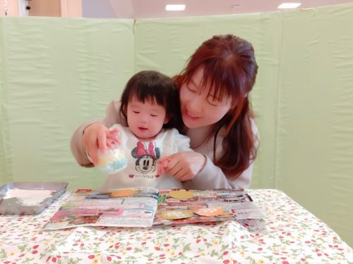 3月13日：「パッ！」という掛け声と共に画用紙からガチャガチャスタンプを離したよ(*^▽^*)