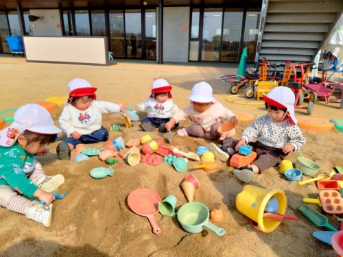 3月13日：砂場で好きなおもちゃを見つけて遊んだよ(^○^)