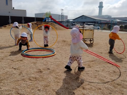 3月23日：園庭でフラフープを持って探検をしたよ(*^▽^*)