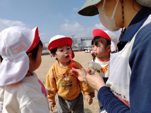 3月23日：息をふいてシャボン玉ができるとニコニコ笑顔(⌒∇⌒)