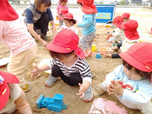 5月12日:大きい車もあったねプップー！車が通りまーす。