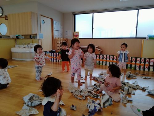 5月30日：新聞紙が上からヒラヒラ～と落ちてきたよ。降ってくるのが面白いね！