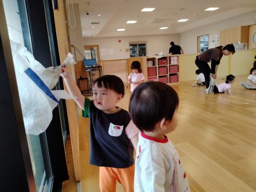 5月30日：こんな所に袋があったよ。ヒョイと袋に入れることができたよ！